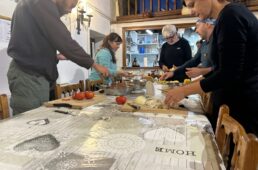 アルベルゲでみんなで集まって夜ご飯を作る