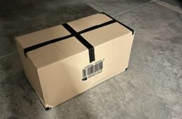 装備を詰めた段ボール