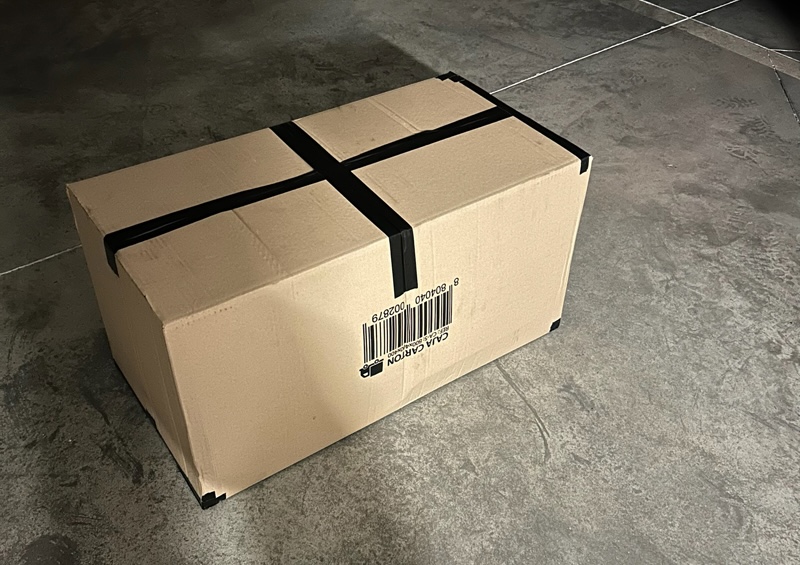 装備を詰めた段ボール