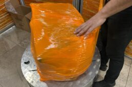 段ボールにラッピング