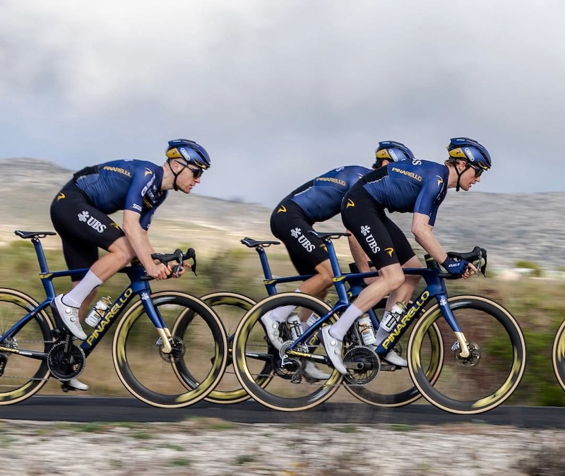 ABUSヘルメットがピナレロ・Q36.5プロサイクリングチームをサポート