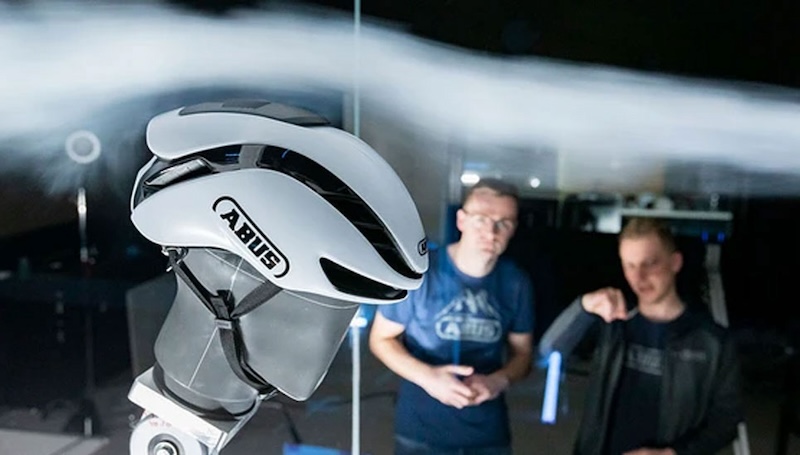 ABUSヘルメットがピナレロ・Q36.5プロサイクリングチームをサポート