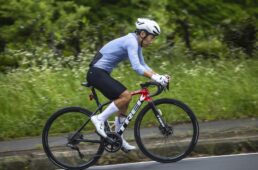 ヒルクライムで前乗り姿勢を意識したロードバイクのフォーム