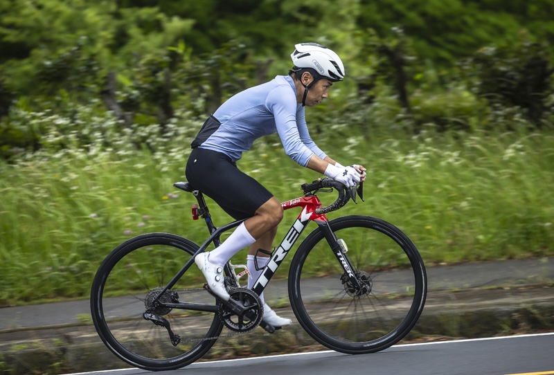 ヒルクライムで前乗り姿勢を意識したロードバイクのフォーム