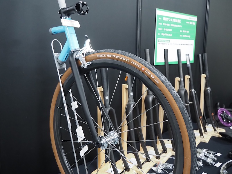 東京サンエスのカーボンフォーク・ワイドオンブレーキ・ホイール