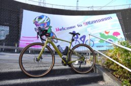 小倉橋の西側道路擁壁に設置されている大型横断幕