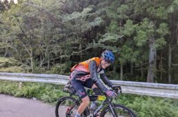 青森のブナの森を走る猪野さん