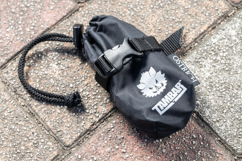 オーストリッチ製のエコでおしゃれなポシェットも付属
