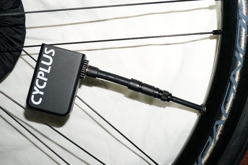 延長ホースを介して樹脂バルブに空気を充填