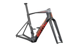 BMC チームマシン R01 新色