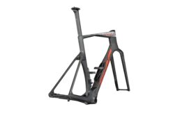 BMC チームマシン R01 新色