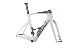 BMC チームマシン R01 新色