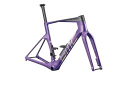 BMC チームマシン R01 新色