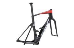 BMC チームマシン R01 新色