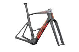 BMC チームマシン R01 新色