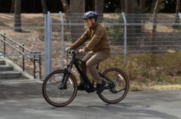 クロスコアRVに乗る深田さん