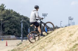 クロスコアRVで坂を上る山下晃和さん