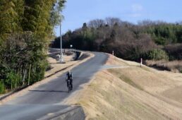 川沿いの堤防の道を走る