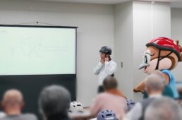 「ヘルメットの正しいかぶり方」について説明