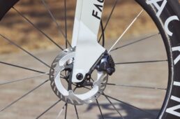 フォークのブレーキキャリパー