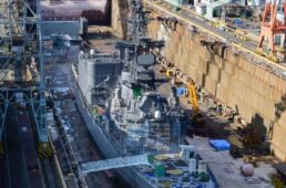 メンテナンス中の海上自衛隊の艦船