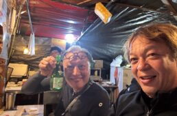 食事を楽しむ令和のやじきた