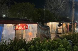 周囲の屋台にも灯りがともる