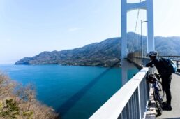 豊島大橋の歩道で休憩