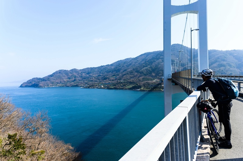 豊島大橋の歩道で休憩