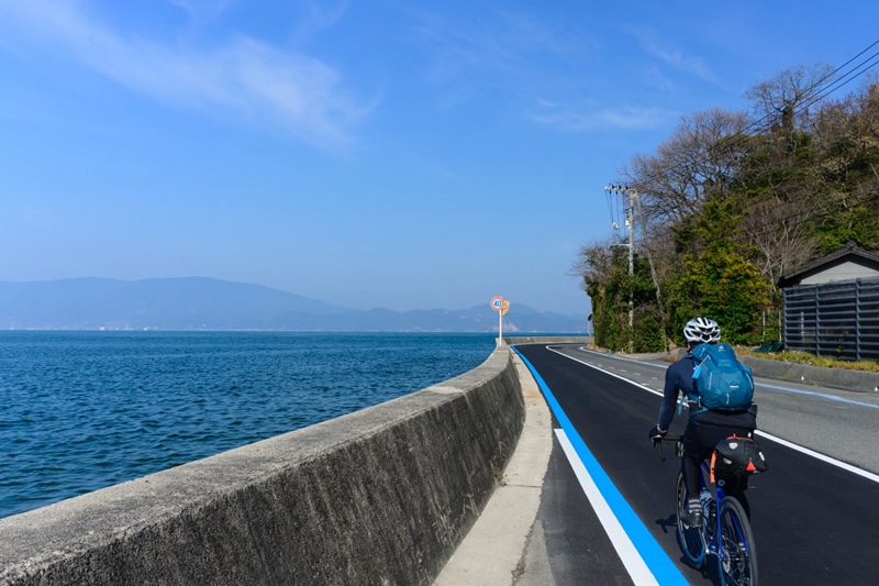 新たに舗装された道