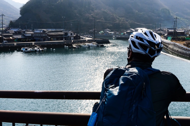 小さな漁港を前に