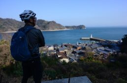 遠くにしまなみ海道の来島海峡大橋