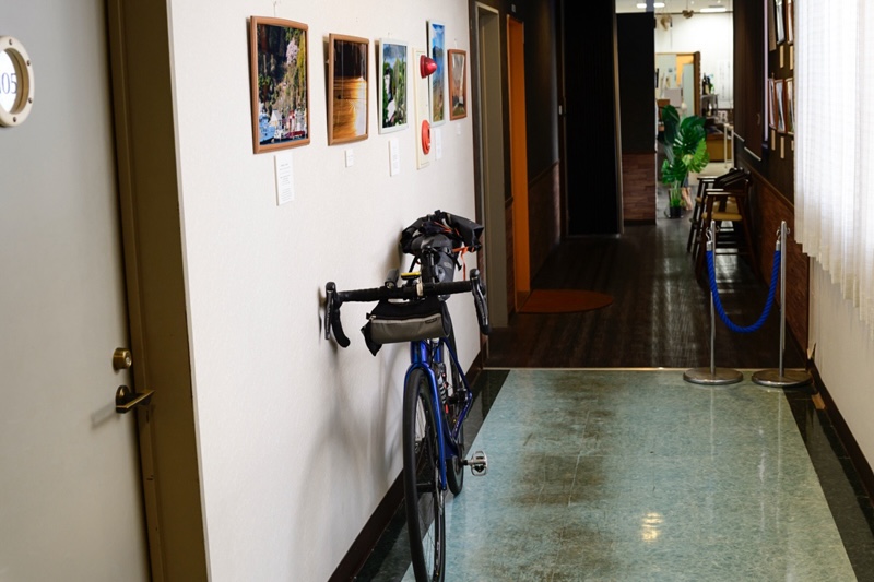 部屋の前で自転車を保管