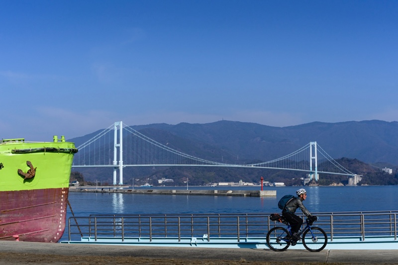 港から安芸灘大橋を望む