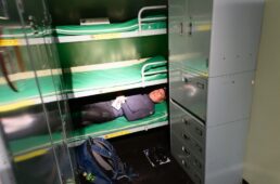 乗組員用のベッドを体験