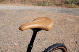 ベージュカラーのサドル