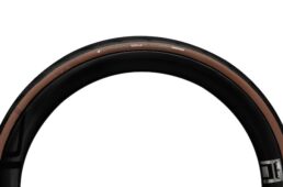 ハッチンソン・ブラックバード　ワイドタイヤ