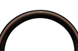 ハッチンソン・ブラックバード　ワイドタイヤ