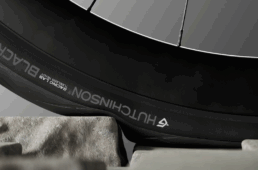 ハッチンソン・ブラックバード　ワイドタイヤ