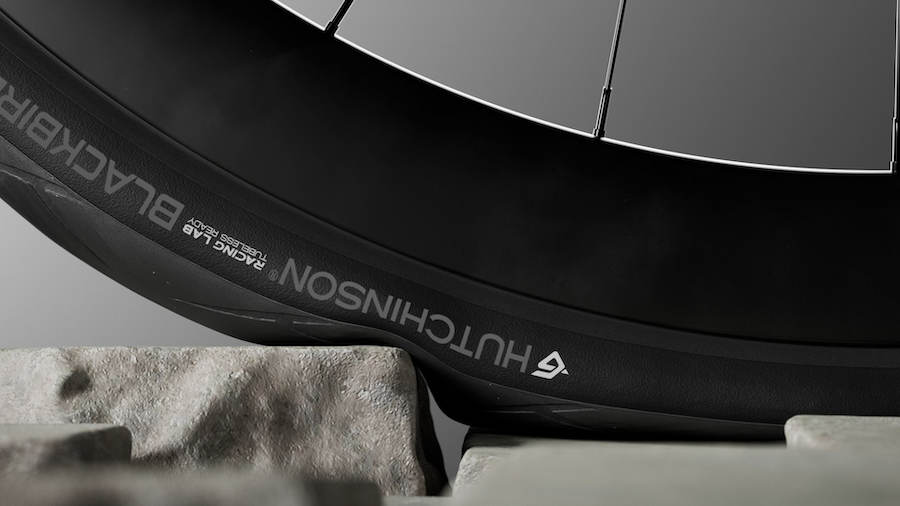 ハッチンソン・ブラックバード　ワイドタイヤ