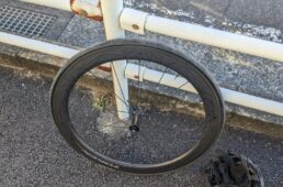 ダウンヒル後にパンクしたフロントホイール