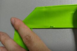 熱によって表面が裂けて穴が生じたTPUチューブ