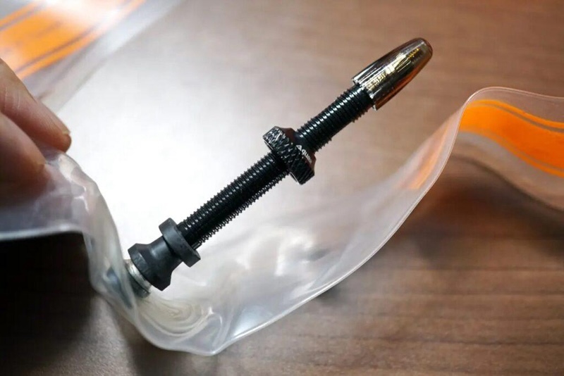 エアロライトの軽量アルミバルブ