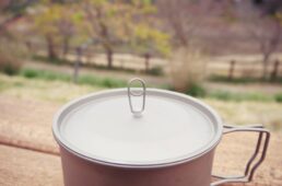 フタのクリップのようなツマミ