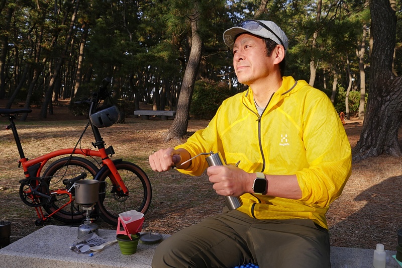 千本浜公園内でコーヒードリップ