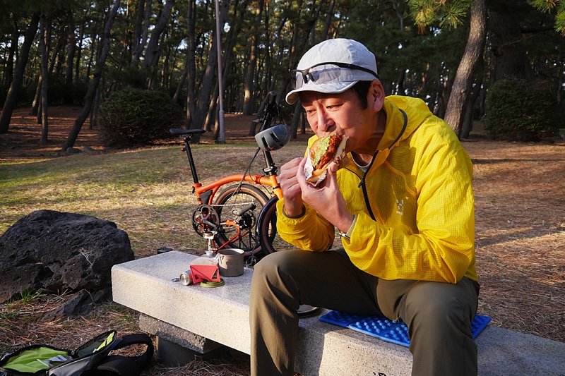 あじたるサンドを食べる