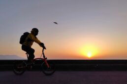 沈む夕陽のなかを走る