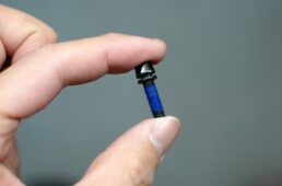 青色の緩み止め剤が塗られたネジ