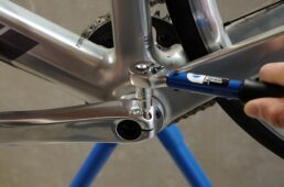 シマノのホローテックIIの左クランクのネジを締める