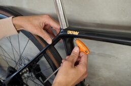 通常の六角レンチでネジを締める